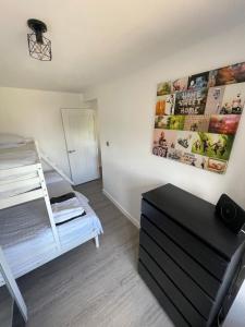 een slaapkamer met een stapelbed en een stapelbed bij Monochrome 16 , Brentwood in Brentwood