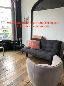 - un salon avec un canapé et une chaise dans l'établissement La Bourgeoise, à Liège