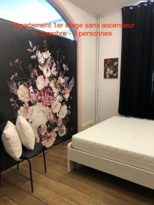 - une chambre avec un mur orné d'une fresque florale dans l'établissement La Bourgeoise, à Liège