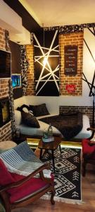 una camera con due letti, un tavolo e una parete di Studio Apartman Black & White Centar Sarajevo free parking a Sarajevo