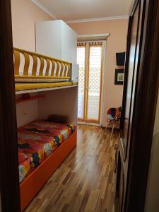 - une chambre avec 2 lits superposés et du parquet dans l'établissement Casa di Anna, à Rome