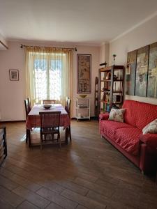 - un salon avec un canapé rouge et une table dans l'établissement Casa di Anna, à Rome