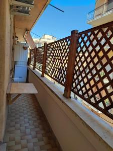 d'un balcon avec une balustrade en bois et un banc. dans l'établissement Casa di Anna, à Rome