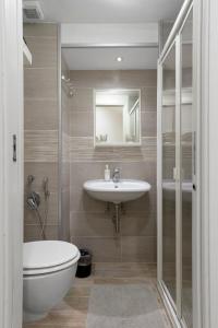 ein Badezimmer mit einem Waschbecken, einem WC und einem Spiegel in der Unterkunft Maison Du La Rua in Neapel