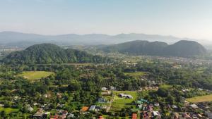 een luchtzicht op een stad met bergen op de achtergrond bij Milin Guesthouse in Chiang Rai