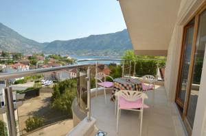 balcone con sedie e vista sul fiume di Apartments Olive a Kotor (Cattaro)