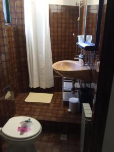 Kúpeľňa v ubytovaní Apartman Plava riba + 12 fotografií