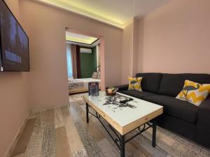 uma sala de estar com um sofá e uma mesa de centro em ANKA RESİDENCE em Ancara