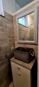bagno con lavandino e specchio di Apartment Danijela a Zara (Zadar)