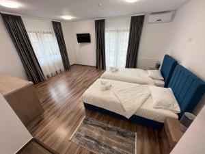 - une chambre avec 2 lits et un canapé bleu dans l'établissement Aparthotel Plevnei2, à Cluj-Napoca