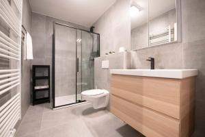 een badkamer met een toilet, een wastafel en een douche bij Angel by the Waves in Oostende +22 foto's