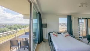 een hotelkamer met een bed en een groot raam bij Angel by the Waves in Oostende