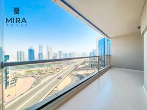 een groot raam in een gebouw met uitzicht op de stad bij Mira Holiday Homes - Lovely 1 bedroom apartment in Downtown in Dubai