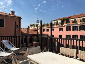 Balkón nebo terasa v ubytování Corte Barozzi Venice Suites + 37 fotografií