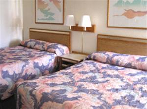 A bed or beds in a room at Travelers Inn Bullhead City