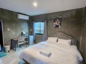 大城Taweehome hotel的卧室里有一张白色的大床和一扇窗户