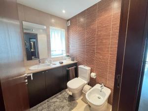 een badkamer met een toilet en een wastafel bij Vila Chã Beach House by Trip2Portugal in Vila Chã
