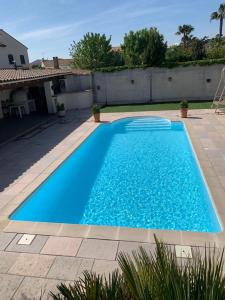 una gran piscina azul frente a una casa en Villa proche cap d’agde en Bessan