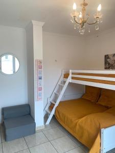 una camera con letto a castello e lampadario pendente di Villa proche cap d’agde a Bessan