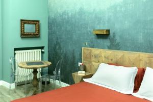 A bed or beds in a room at Household Settembrini