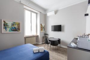 A television and/or entertainment centre at Household Settembrini