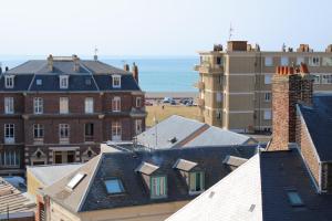 a view of roofs of buildings and the ocean at LA TOUR AUX CRABES près de la plage in Dieppe