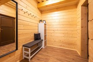 una sauna con banco en una cabaña de madera en Dvě chalupy - Velké Karlovice en Velké Karlovice