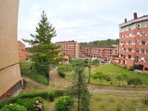 Blick auf einen Park in einer Stadt in der Unterkunft Bonito piso Villafria in Oviedo