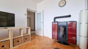 Televízia a/alebo spoločenská miestnosť v ubytovaní Opatija 10 Apartment with parking, 300m to the sea