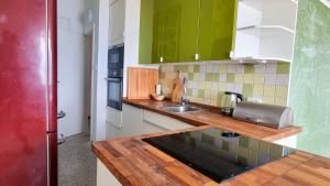 Kuchyňa alebo kuchynka v ubytovaní Opatija 10 Apartment with parking, 300m to the sea