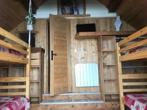 Una habitación con dos literas y una puerta. en LE GALTA Chalet Lucie, en Valmorel