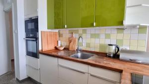 Kuchyňa alebo kuchynka v ubytovaní Opatija 10 Apartment with parking, 300m to the sea
