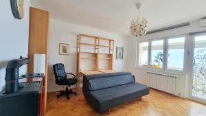 Posedenie v ubytovaní Opatija 10 Apartment with parking, 300m to the sea