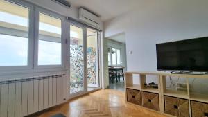 Televízia a/alebo spoločenská miestnosť v ubytovaní Opatija 10 Apartment with parking, 300m to the sea