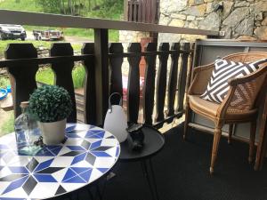 - Balcón con mesa y sillas en LE GALTA Chalet Lucie, en Valmorel