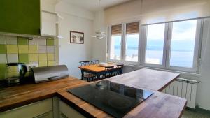 Kuchyňa alebo kuchynka v ubytovaní Opatija 10 Apartment with parking, 300m to the sea