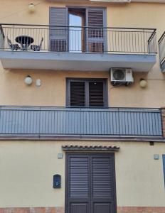 apartamentowiec z balkonem i drzwiami w obiekcie L'Isola e i Faraglioni house w mieście Aci Trezza +12 zdjęć