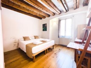 een slaapkamer met een groot bed en een houten vloer bij [ARCO DELLA PACE - SEMPIONE] - Moderno Bilocale in Milaan