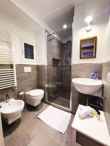 een badkamer met een douche, een toilet en een wastafel bij [ARCO DELLA PACE - SEMPIONE] - Moderno Bilocale in Milaan