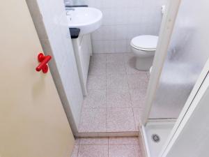 een badkamer met een toilet en een wastafel bij Maurizia's house in Levanto