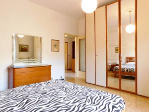 Schlafzimmer mit einem Zebra-Bett und einem Spiegel in der Unterkunft Maurizia's house in Levanto