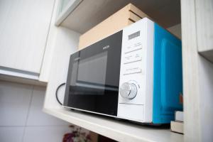 a microwave sitting on a shelf in a kitchen at Bienvenido a Café y Vino in Guaymallen