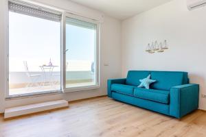 Posedenie v ubytovaní Waterfront Apartment with seaview balcony