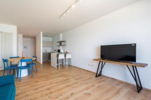 Kuchyňa alebo kuchynka v ubytovaní Waterfront Apartment with seaview balcony