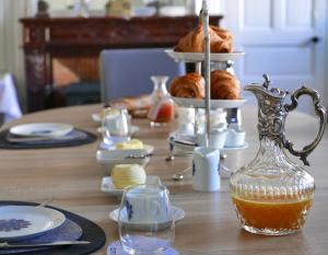 布里安萊沙托的住宿－Villa Joséphine，一张桌子,上面放着羊角面包和一盘食物