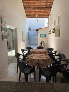 jadalnia ze stołem i krzesłami w obiekcie CASA FAMILIAR “SANTA PAZ” w mieście Aparecida