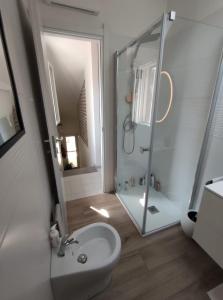 ein Badezimmer mit Dusche, Toilette und Waschbecken in der Unterkunft Emerald Cottage Calaverde Santa Margherita di Pula in Fort Village