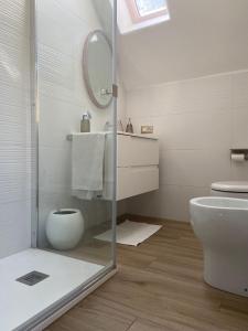 ein Badezimmer mit Toilette und Glasdusche in der Unterkunft Emerald Cottage Calaverde Santa Margherita di Pula in Fort Village + 24 Fotos