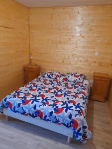 sypialnia z łóżkiem w drewnianym pokoju w obiekcie Maisons du Père Paille w mieście Usclades