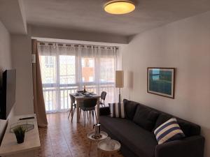 sala de estar con sofá y mesa en NEW MARITIMO, en Málaga